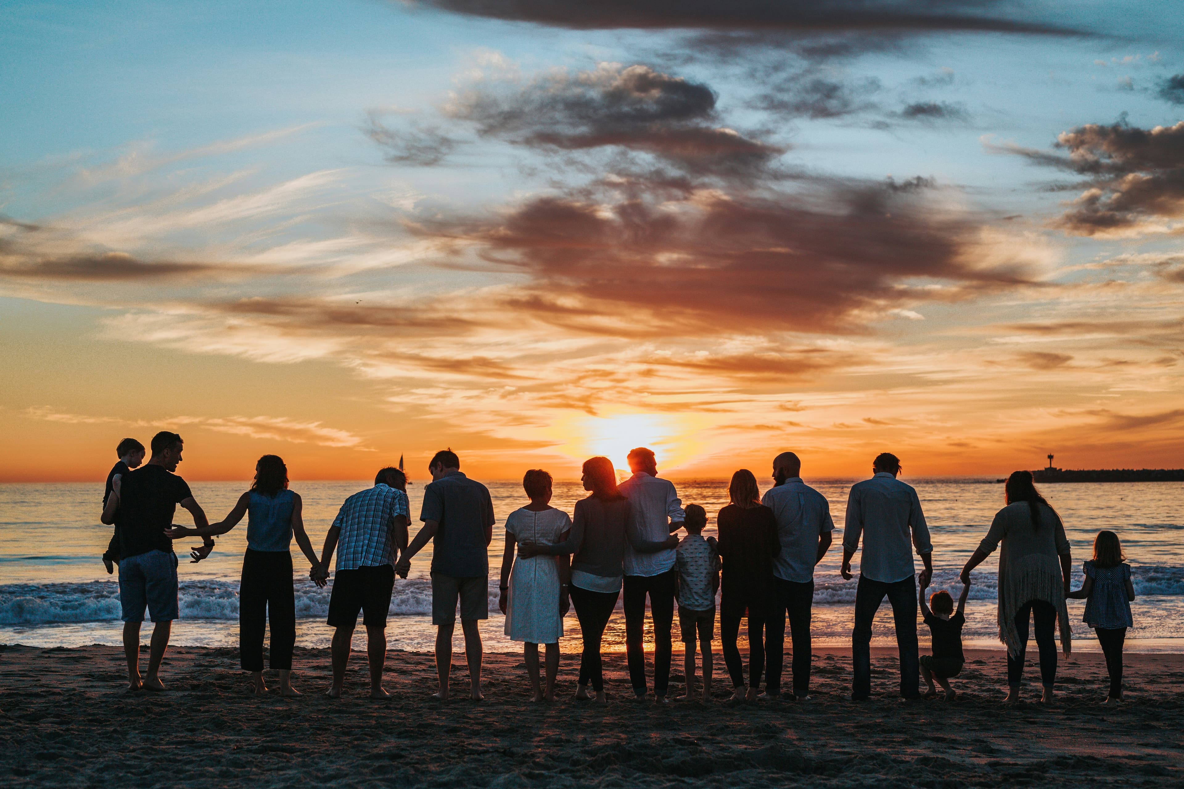 Familia feliz asegurada con Coscia Asesores